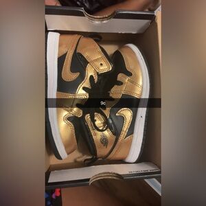 Gently used can send video if needed .No crease Most sipped off.New shoe strings